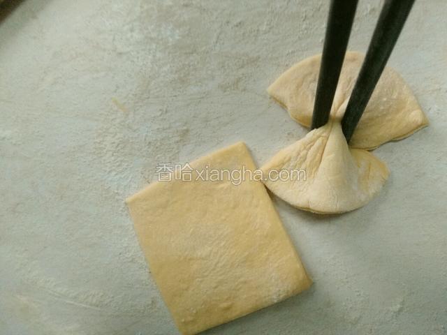 擀一个长方形面片，用筷子从中间夹就成蝴蝶结了！
