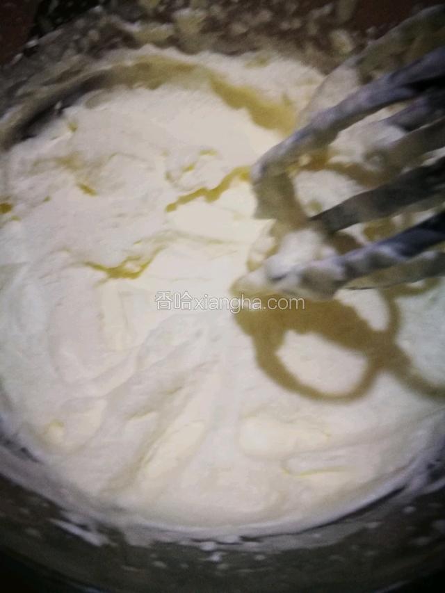 鲜奶油用打蛋器打发成干性发泡。