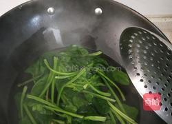 菠菜鸡蛋面的做法图解1