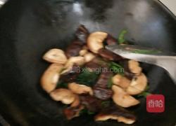 蘑菇炒菠菜的做法图解7