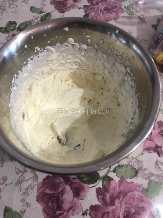 淡奶油加糖，打发。