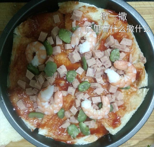 撒上食材。铺面的材料可以是各种火腿肠，午餐肉，培根，青豆，豌豆，胡豆，玉米，菠萝，完全就家里有的现成材料进行，力求方便哈。