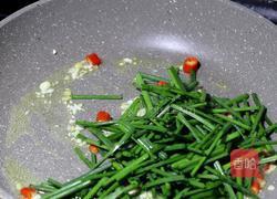 韭菜花炒鸭血的做法图解4