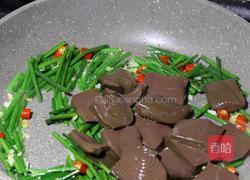 韭菜花炒鸭血的做法图解5