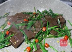 韭菜花炒鸭血的做法图解7