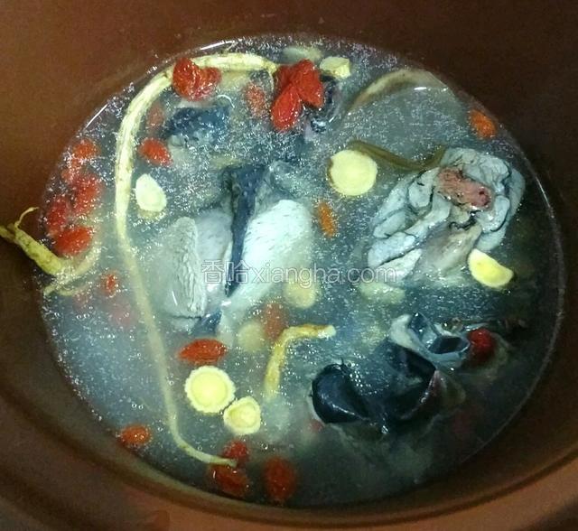 往炖锅中加入开水，炖煮2个钟。
