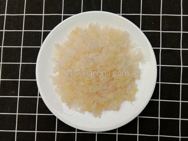 银耳洗净撕成小片备用