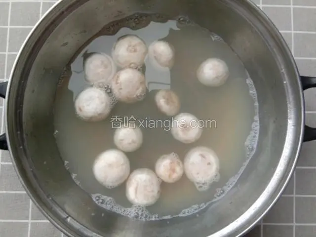 锅中加适量水烧开，放入蘑菇煮三分钟