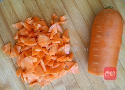 胡萝卜汁手擀面的做法图解1