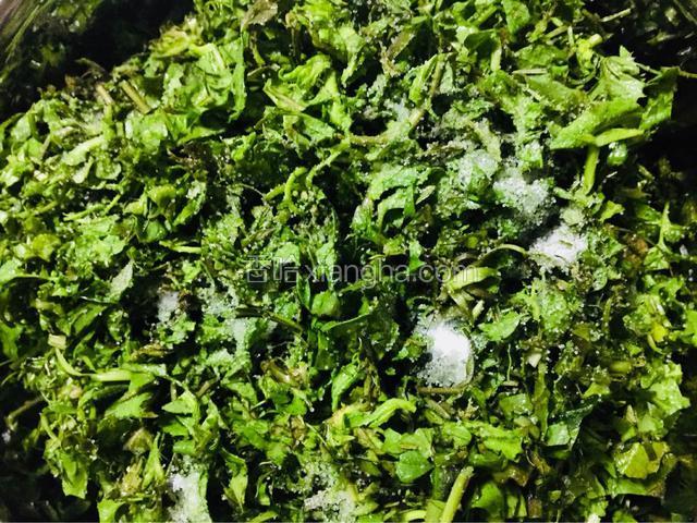 荠菜切碎，加适量的盐，拌匀，腌一会儿