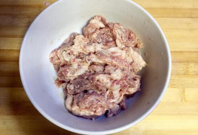 瘦肉放入适量盐，放入两勺淀粉，放入一勺料酒，拌匀，待用