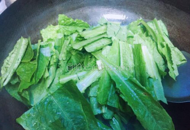 油麦菜洗净分为三段，沥干水分