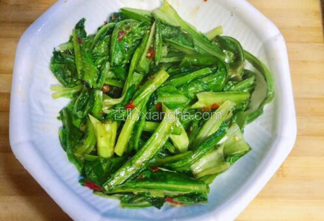 油温八成下油麦菜 放入一勺豆瓣酱，迅速翻炒均匀，油麦菜刚断生的程度就起锅装入深一点的盘子里