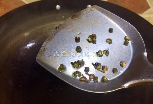 继续倒入适量食用油，油温升高到六成放入花椒