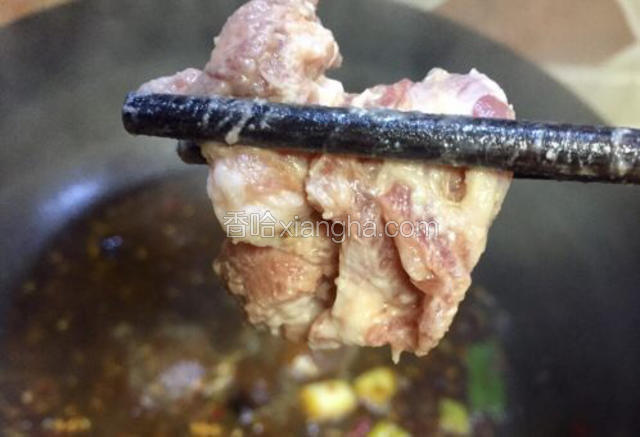 把火调到汤汁微开的状态，筷子夹着肉片放入锅
