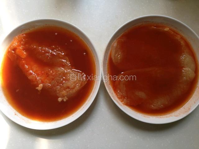 鸡脯肉用刀背剁松一点。偶尔凉粉加适当的水调稀 将鸡脯肉泡进去，最好提前一夜泡更入味点。最少要泡四五小时以上。