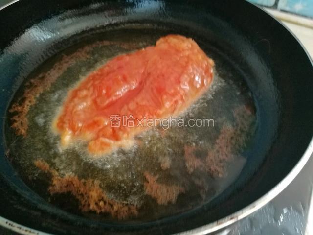 浸泡好的鸡排稍微爽一下汁水，入加热好的油锅炸。也可以鸡排正反沾一些蛋液，再裹一层淀粉。入油锅中大火煎。