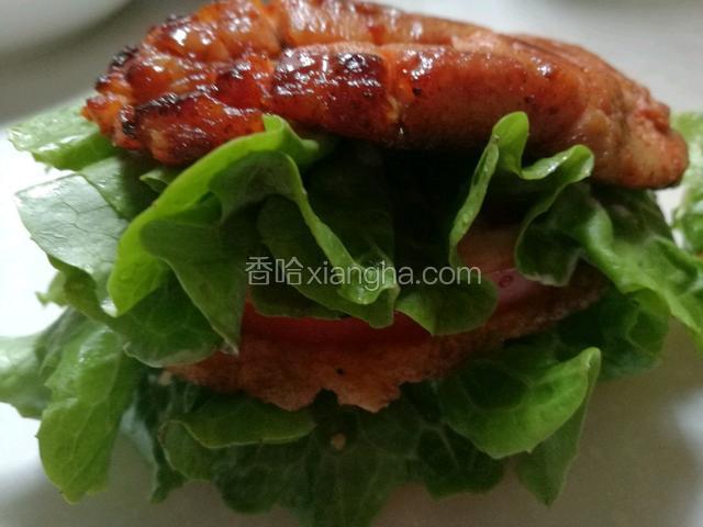 再加一层生菜，放鸡排。