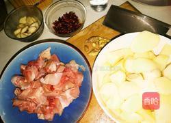 土豆烧鸡的做法图解1