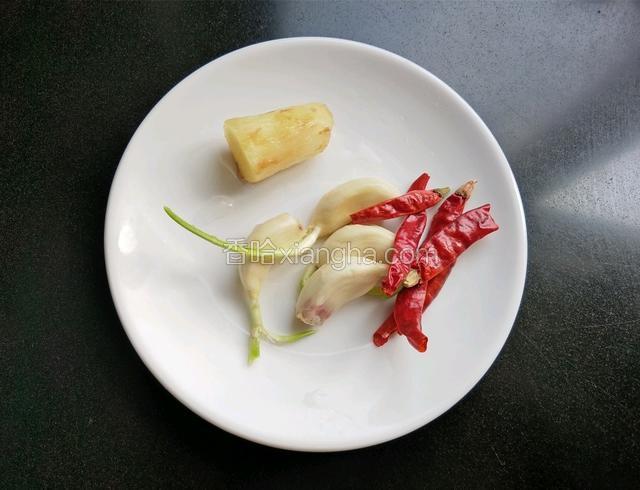 准备生姜，大蒜，干辣椒。