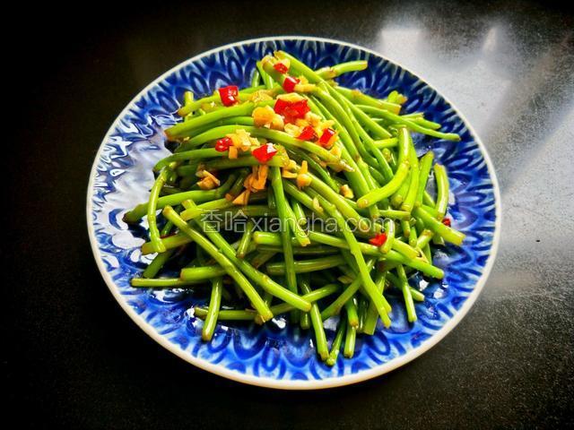 拌好的泥蒿，香味独特。