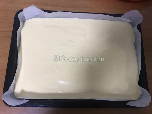 然后倒入蛋糕模具，把盆里的面糊刮干净，轻震几下震出里面的大气泡