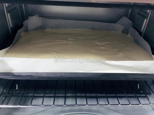 烤箱预热，180℃放入烤箱中层上下火烘烤20分钟