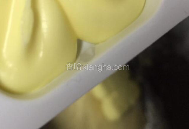 第一次和面结束放入黄油继续重新启动面包机自动和面档