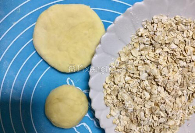 燕麦片装在平盘子里