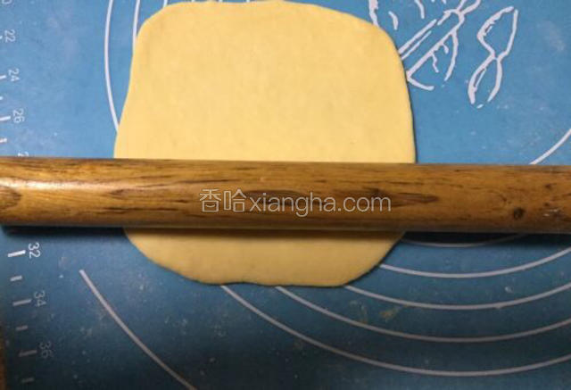 将醒好的面团用擀面杖擀成片