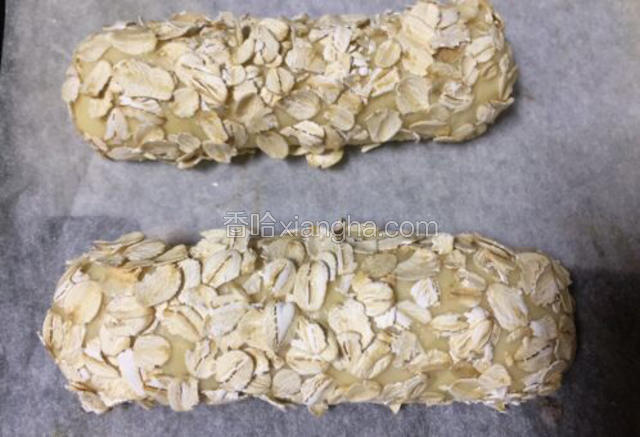 面包胚表面已经沾满了燕麦片，放在温暖的地方发酵