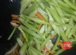素炒香菇芹菜的做法图解6