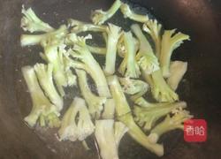 菜花梗炒鸡脚的做法图解3