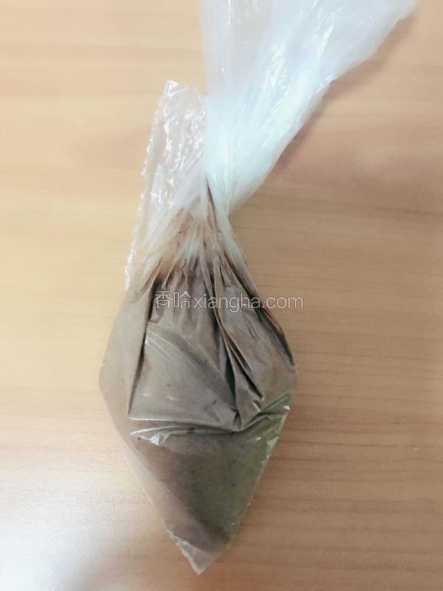 装入一次性袋中，剪一小口