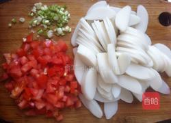 西红柿鸡蛋年糕汤的做法图解2