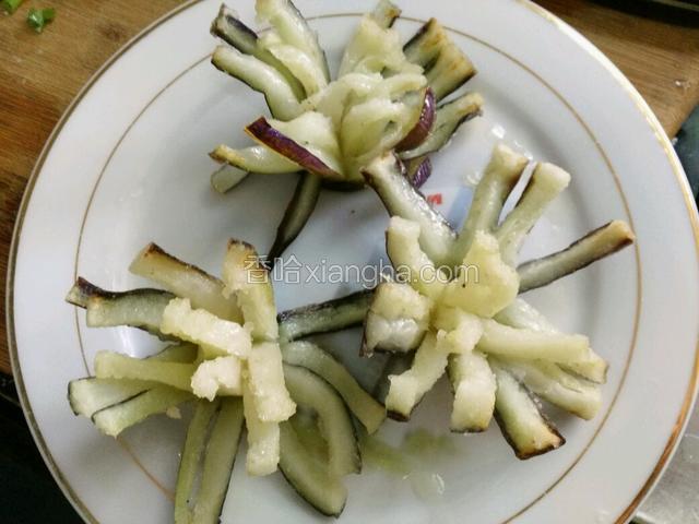 沥过油放盘子里备用。