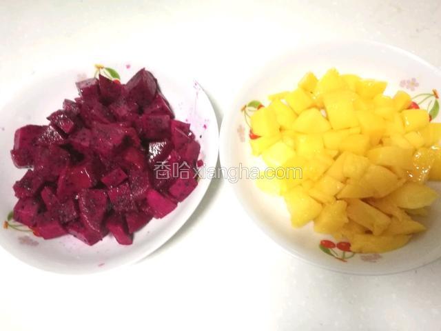 抹胚前切好火龙果和芒果丁