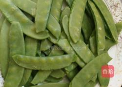 荷兰豆炒腊肠的做法图解1