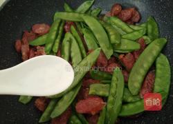 荷兰豆炒腊肠的做法图解7