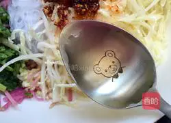 Illustration of how to mix cabbage with vermicelli 12