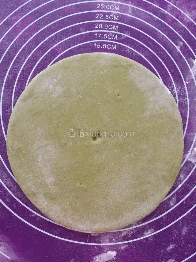 用95克绿色的发面团擀成薄片。