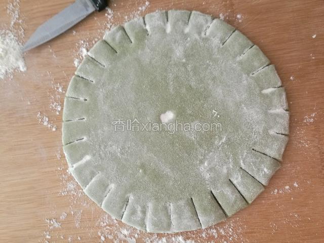 在边缘切若干刀。