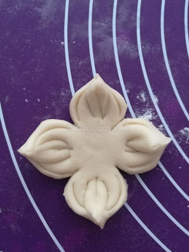 再用一小块白面团做最上层的叶子。
