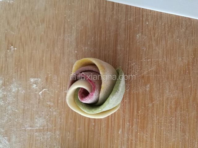 再用你想要的颜色来做最上层的花。每种颜色都是10克。擀成片卷好。然后切好，用其中一半就好。