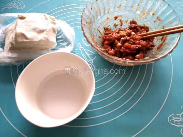 五花肉馅剁好，加入油，生抽，老抽，料酒，盐，葱末拌匀。准备一点凉水。云吞皮买的。