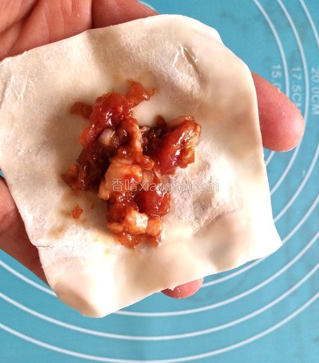 云吞皮放肉馅，在相邻两个边抹点水。
