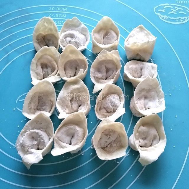整齐的云吞。