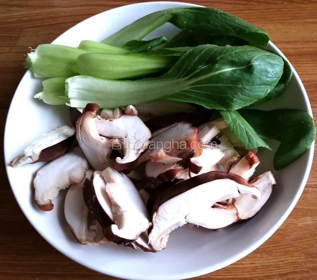 香菇洗净切片，油菜掰掉根部洗净备用。