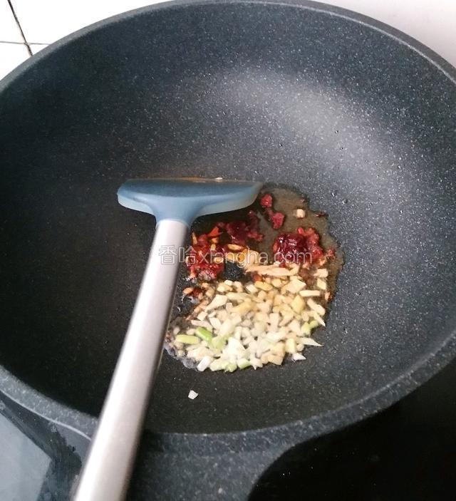 油锅放油，葱姜末，郫县豆瓣酱炒出红油。