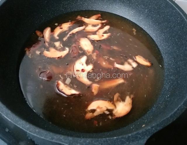 加生抽煸炒后，加水，再加少量盐盖盖煮开。